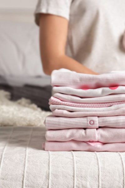 alegi hainele bebelușulu