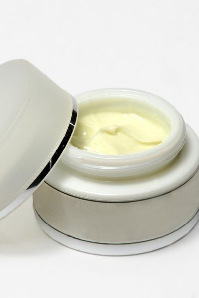 folosim creme pentru ingrijirea tenului