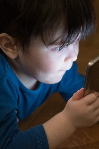 îndepărtezi copilul de telefon