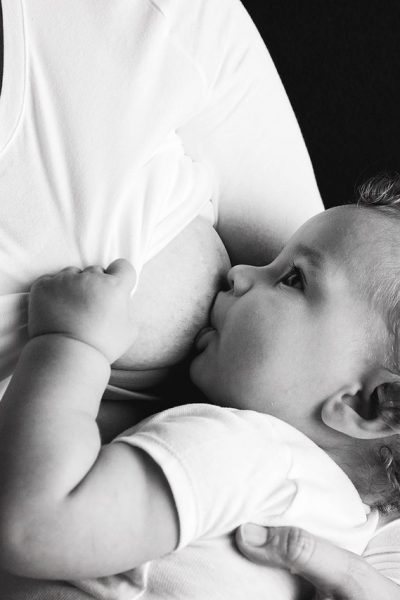 alaptarea bebelușului la sân